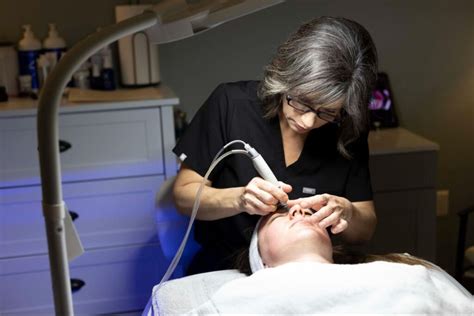 Medical Grade Facials (HYDRAFACIAL ELITE).